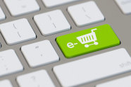 Tastatur mit Buchstabe e und aufgedrucktem Einkaufswagensymbol 