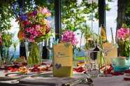 Festlich mit Blumen gedeckte Tafel