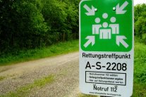 Hinweisschild 'Rettungskette Forst' an einem Waldweg