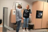 2 Personen stehen in einem Raum, eine trägt eine Virtual-Reality-Brille