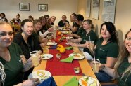 SchülerInnen mit Kindern beim Verkosten