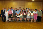 Gruppenbild der Absolventeninnen und Absolventen mit den Ehrengästen