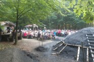 Kohlenmeiler mit Besuchern