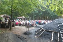 Kohlenmeiler mit Besuchern