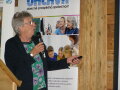 Frau spricht in Mikrofon