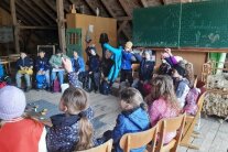 Kinder sitzen in einem Kreis